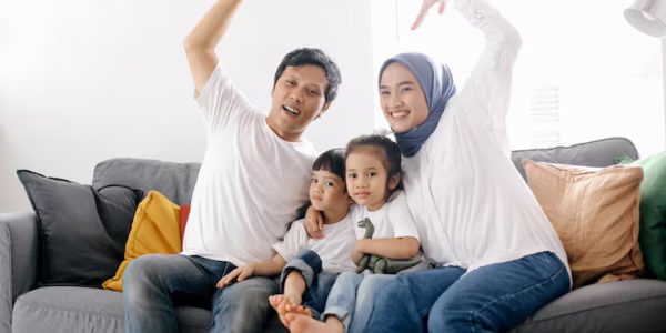 keluarga-bahagia-membentuk-cinta-atau-hati-dengan-tangan-mereka-di-rumah_368093-11044